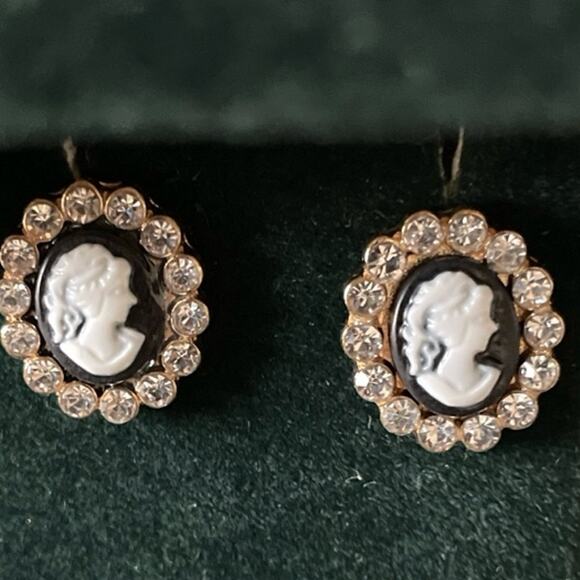 Old Oval Earrings - Picture 1 of 3